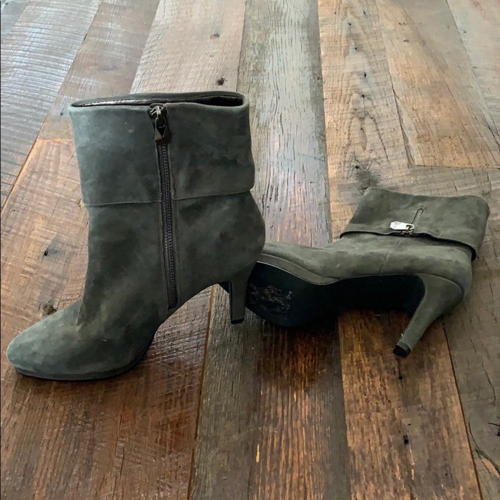 Dark grey Tahari  new boots size  81/2